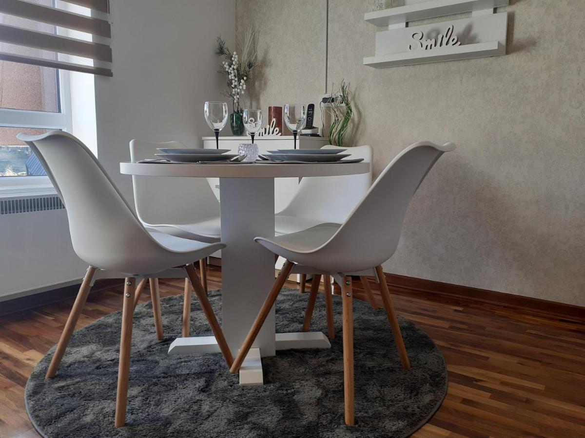 Lux Dunja Cardaci - White