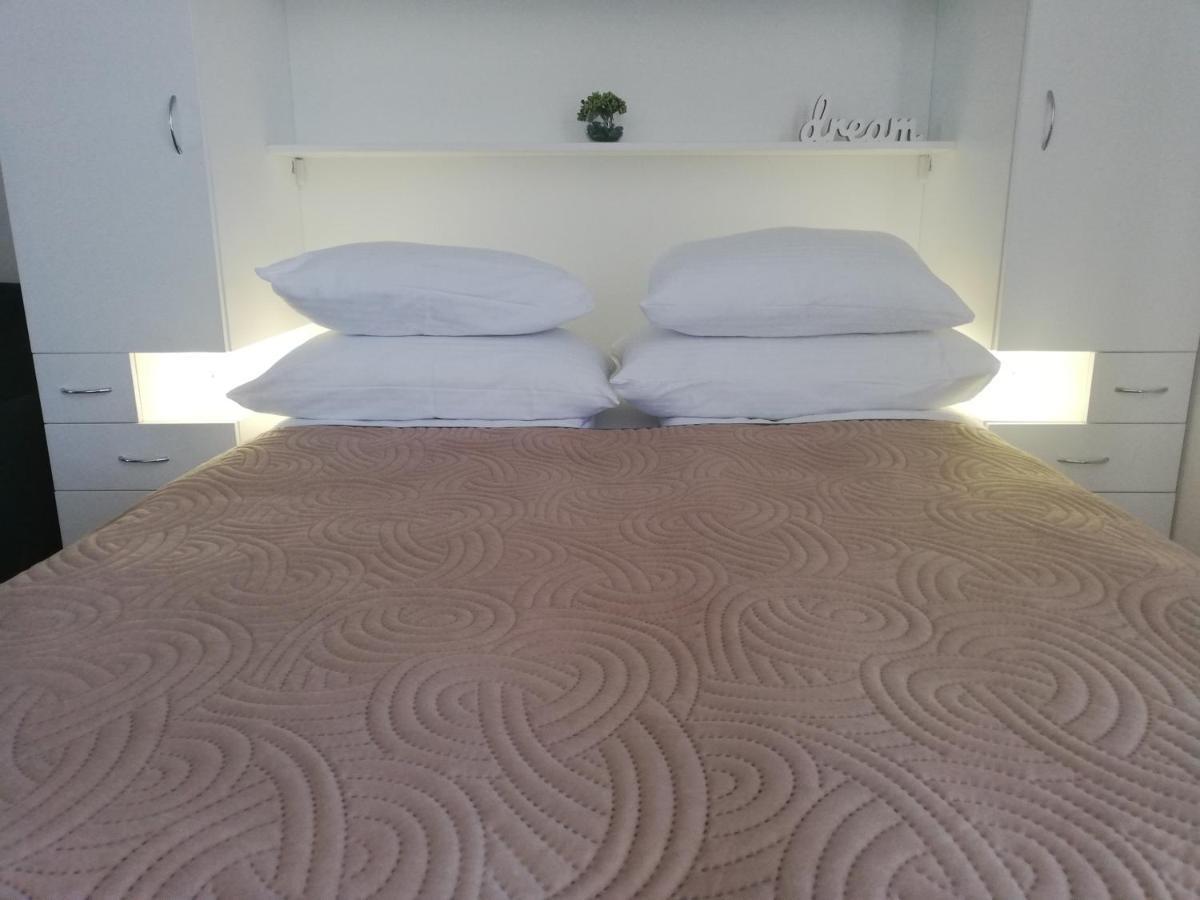 Lux Dunja Cardaci - White