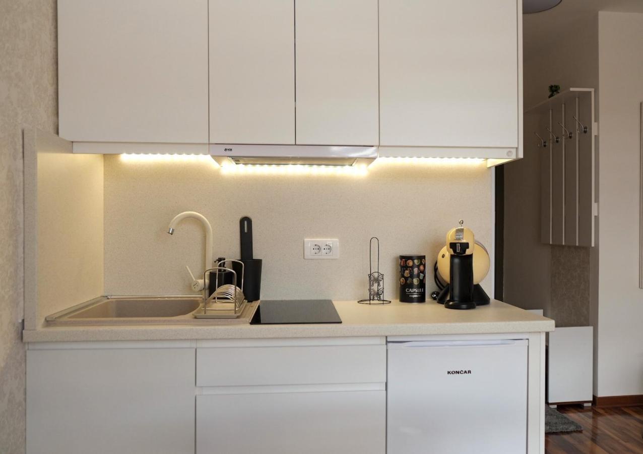 Lux Dunja Cardaci - White